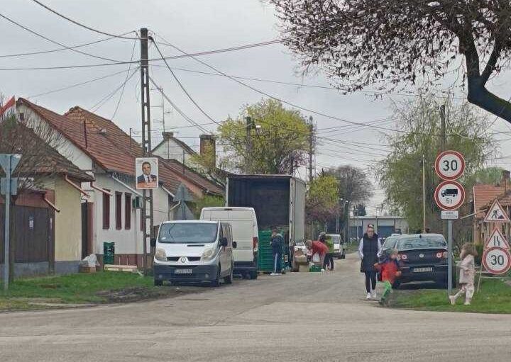 Kamionnyi élelmiszert pakoltak le a Dankó utcában – az egyesület elnöke szerint nincs összefüggésben a Fidesz kampányával