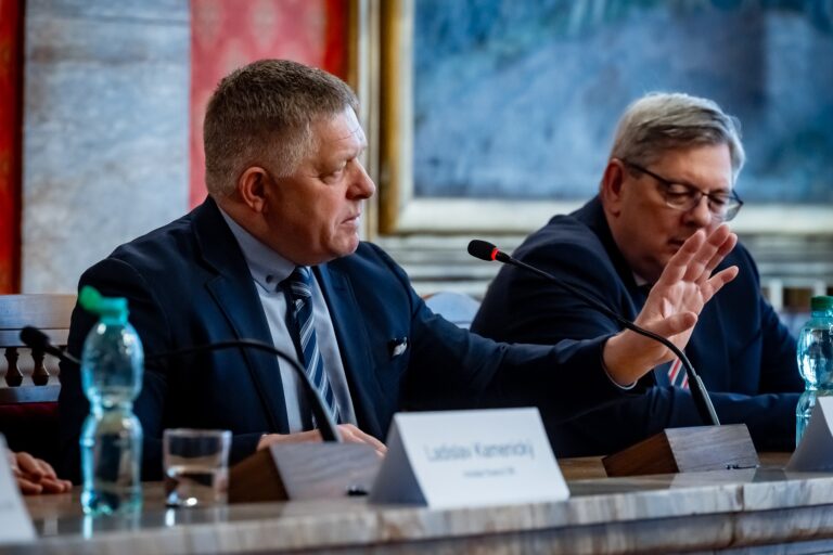 Robert Fico üzent Magyar Péternek: „A három testőr a negyedikre és a V4 újjáélesztésére vár”