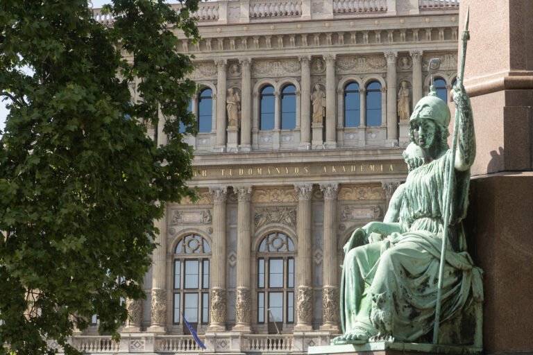 Több pénzt és politikamentes működést is ígért Magyar Péter az Akadémia ünnepi közgyűlésén