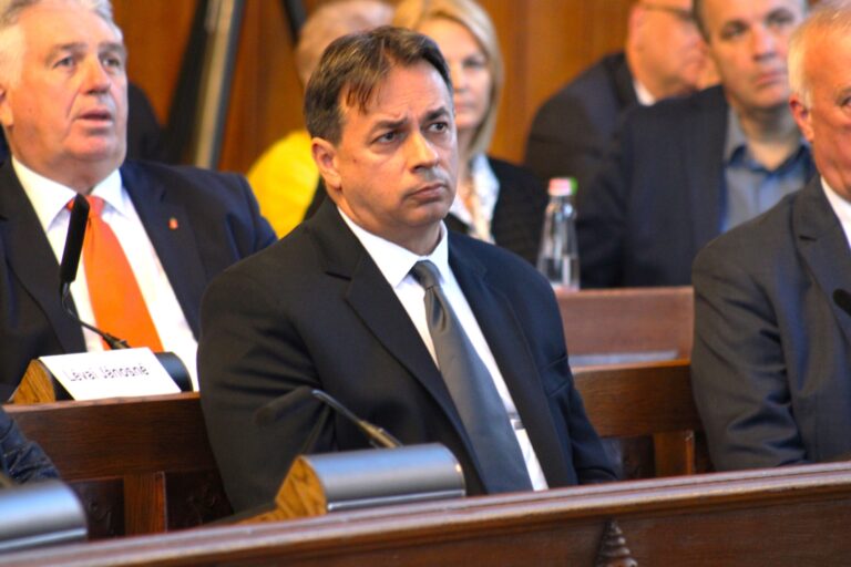 Bán János szabad kezet kaphat a Médiacentrum átalakítására, viszont Gyuris Dávid őt és Kozák Polett ügyvezetőt is lemondatná a kampányidőszakban kapott bírságok miatt