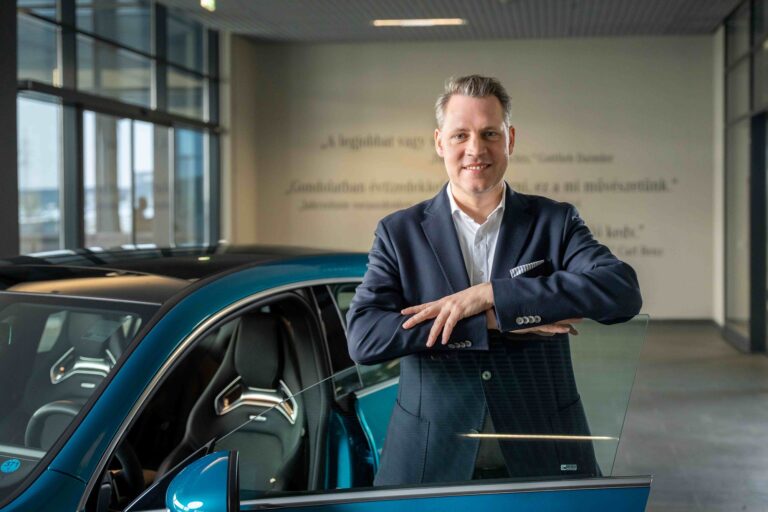 A Mercedes-gyár korábbi vezetője szerint Kecskemét nem tudta követni a gyár fejlődését