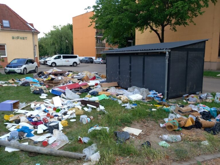 Ez lett a lomtalanításból: szemét terítette be a Rávágy teret