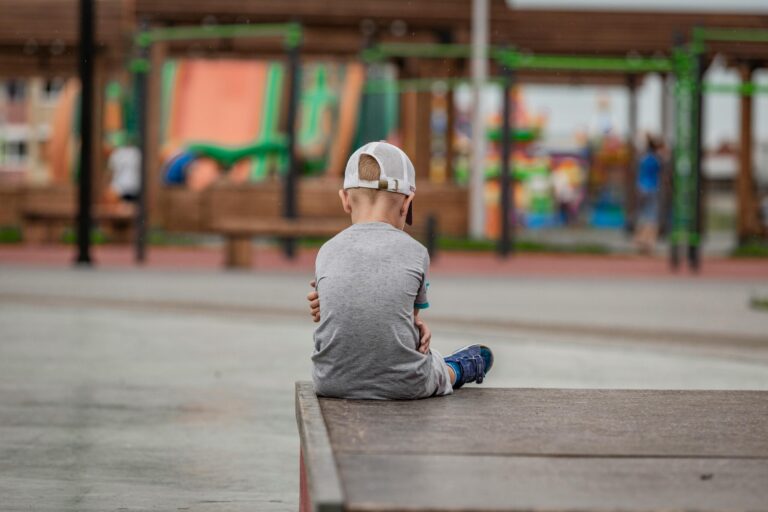 Fűtetlen játéktárolóba zárta és a fülüknél fogva rángatta a bölcsődés gyerekeket egy ballószögi gondozónő