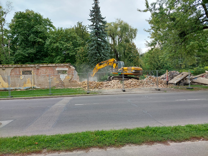 A kazincbarcikai volt strand területének eladása – nagy a morgolódás és a veszteség a városlakóknak, a környezetnek