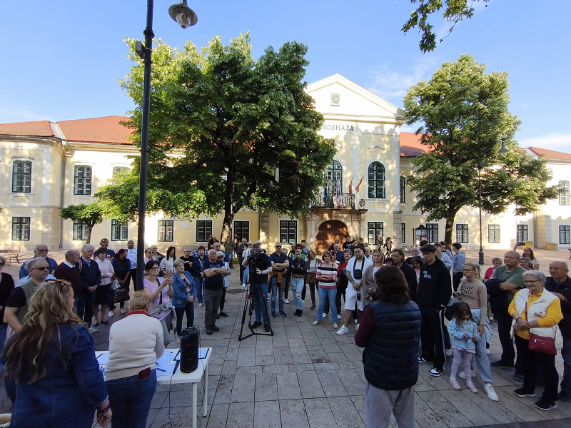 A Wáberer uszoda átnevezése ellen tüntettek Sátoraljaújhelyen – petícióban kérik, hogy maradjon a név