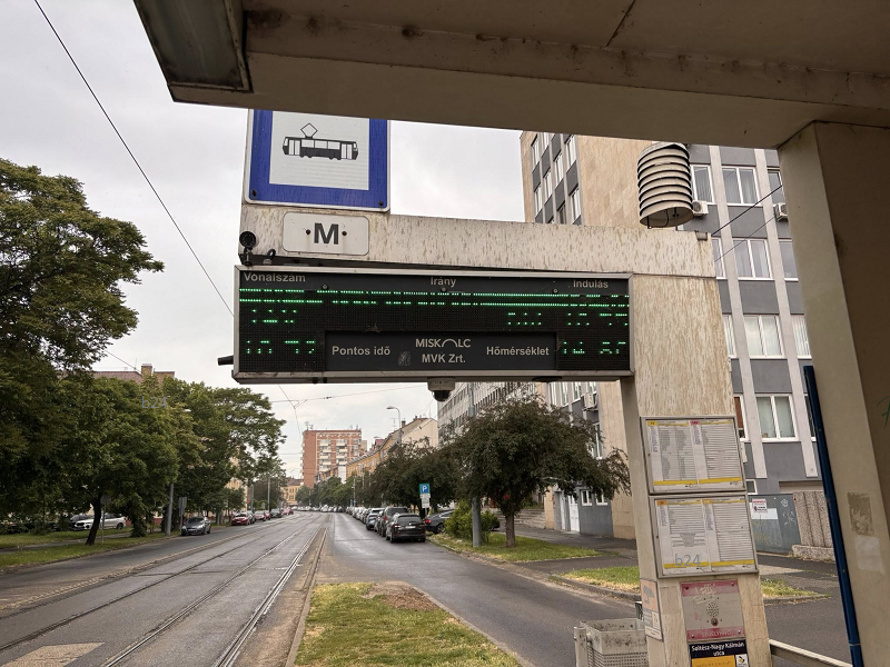 A miskolci villamosközlekedés újabb anomáliája – ismét nekikoccantak a járműnek, de ennél több is történt