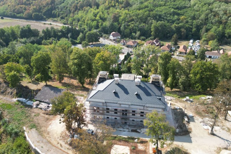 Felhívták a Nemzeti Vagyonvisszaszerzési és Védelmi Hivatal figyelmét a NER-közeli dédestapolcsányi kastély ügyére