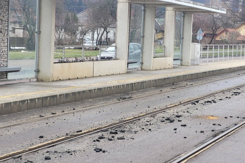 Nemrég erősen havazott Miskolcon, a villamossínek takarítását pedig máris elvégezték…