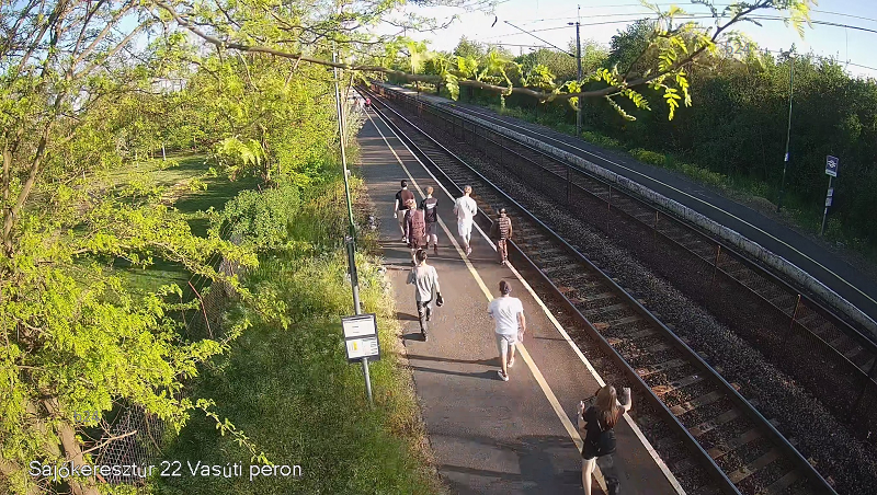 Gyermekek települnek a vasúti sínekre és a peronra BAZ megyében, kaviccsal is dobálóznak