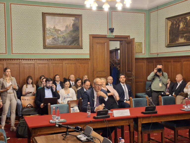 Ma is meghallgatnak hat leendő minisztert, éjféltől megkezdi működését hivatalosan a Magyar-kormány