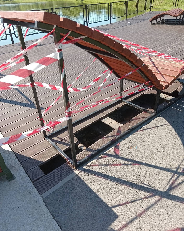 Megtiltották az ózdi tóhoz a behajtást, mert egy autós a mólóra parkolt és be is szakította