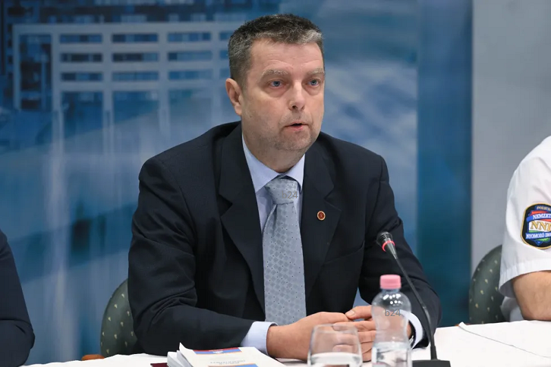 Vezéráldozat a Fidesz vezérelte aranykonvoj-botrány miatt, lemondott a főügyész