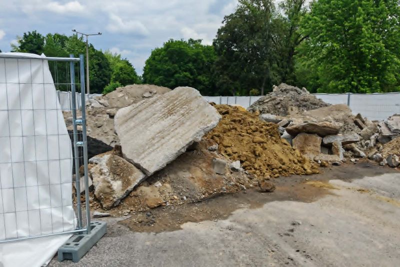 Még mindig nincs válasz a miskolctapolcai törmelék-ügyben: már videós felszólítás sürgeti a parkoló szabaddá tételét