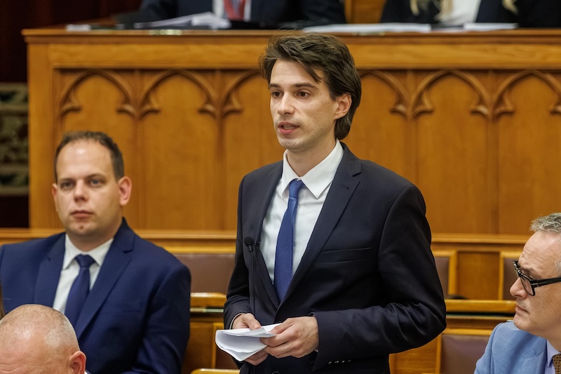 A barlangfürdő felújításáról és újranyitásáról kérdezte a kormányt Czipa András