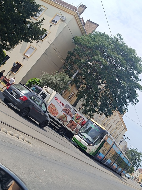 Teherautó hajtott a villamosnak a Bajcsy-Zsilinszky úton