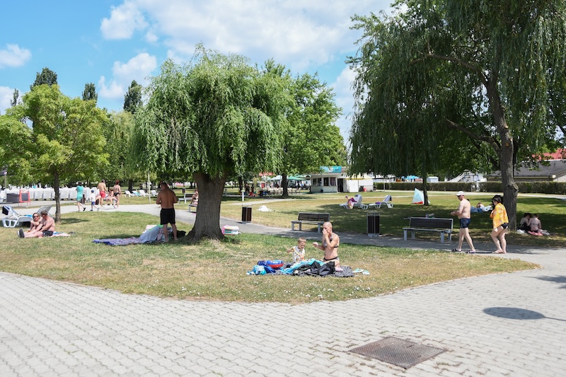 Hűs oázis a hőségben: Tiszaújváros strandja valódi nyári menedéket kínál