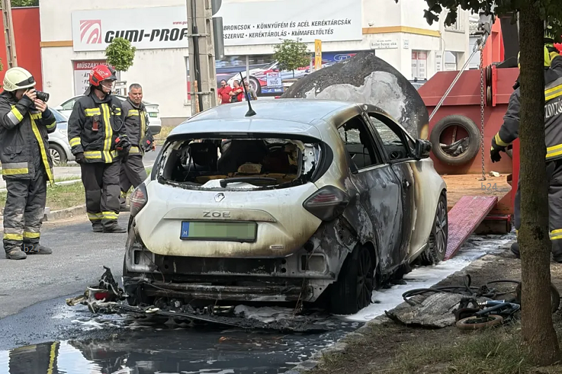 Ijesztő a magyarázat: 15 perccel a leállítása után kigyulladt és leégett ez az elektromos autó, kártérítés nem jár, használhatatlan lett a jármű