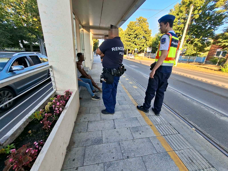 Átlagos hétköznap a Győri kapunál – szer miatt bódult állapotban levő férfi és nő esett-kelt a villamosvágányon