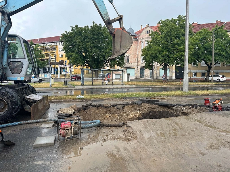 Látványos csőtörés Miskolcon a Búza térnél
