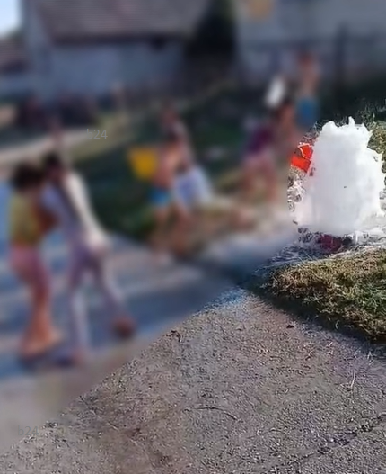 Remek ötlet volt: megnyitotta a gyerekeknek egy férfi az utcai tűzcsapot, de elzárni már nem tudta, el is folyt ezzel 110 köbméter víz (VIDEÓVAL)