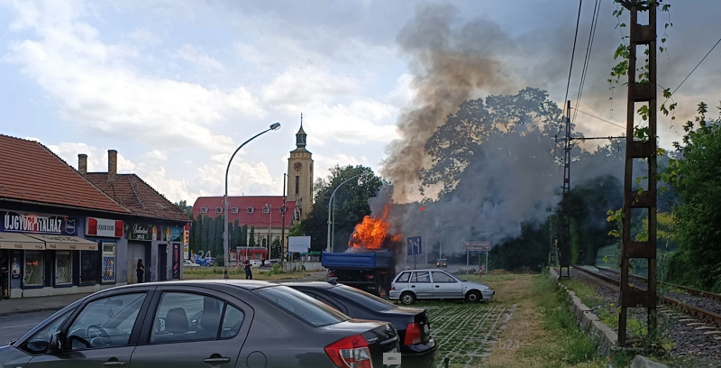 Kigyulladt és nagy lángokkal égett egy gépjármű az Újgyőri főtérnél (VIDEÓVAL)