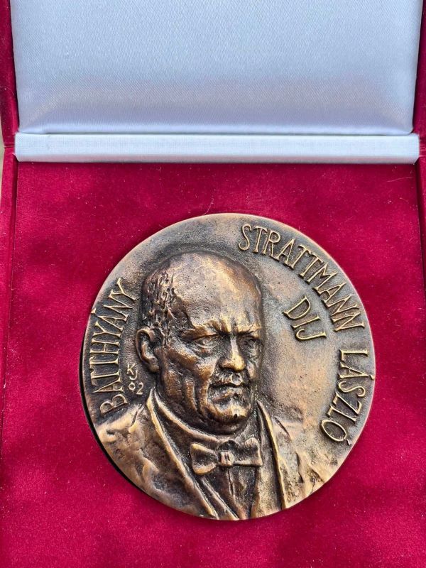 Dr. Hegedűs Zsolttól vehette át elismerését a Sátoraljaújhelyi Erzsébet Kórház orvosigazgatója