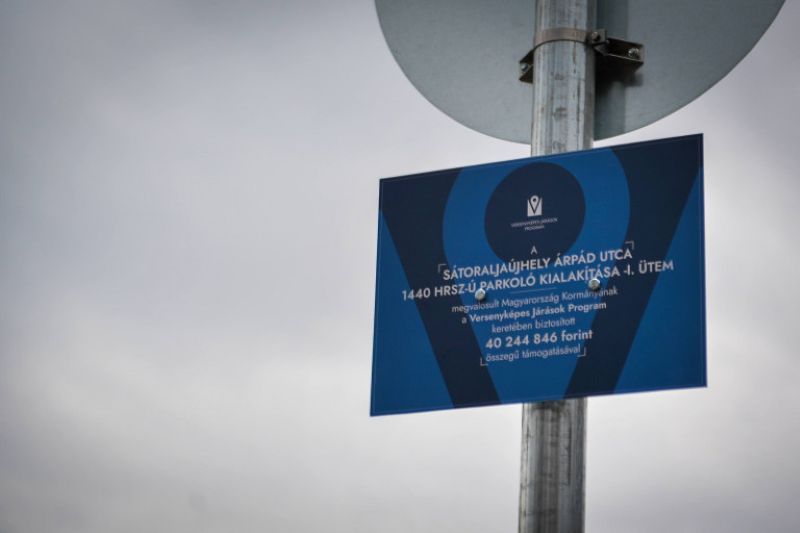 Februárban átadtak egy döngölt földes parkolót 40 millióért, amihez most újabb 54-re van szükség
