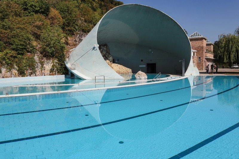 Képeken a nyitás előtt álló barlangfürdő