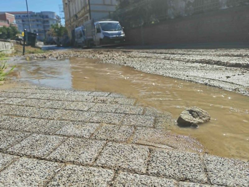Még folyik a víz, de már zajlanak a munkálatok a Papszer utcán (VIDEÓVAL)