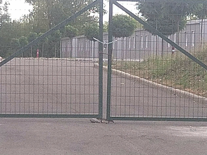 Lakópark helyett inkább barakkokra hasonlító milliárdos beruházás, amit kifejezetten Csöbör Katalin kérésére valósítottak meg – üres, de a pénz elfogyott