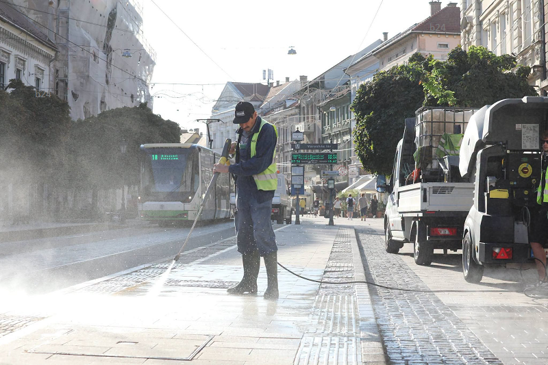 Így takarítják a napokban Miskolc belvárosát