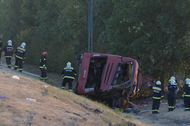 Rendkívül súlyos buszbaleset történt az M3-ason Mezőkeresztes közelében, a hírek szerint legalább 12 ember vesztette életét